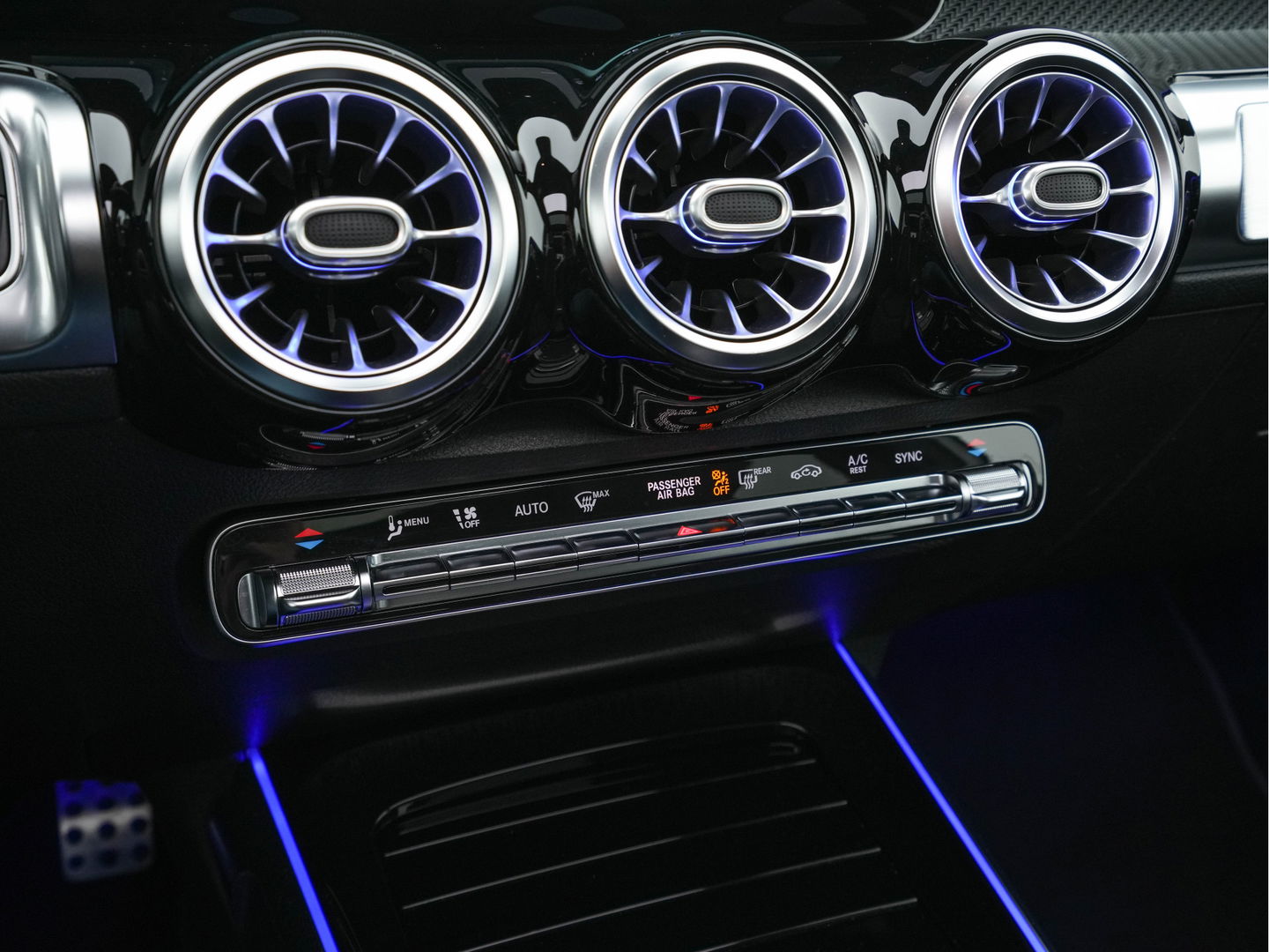 Mercedes-Benz GLB 200 Premium Plus AMG-Sport-Pack Aut. *PANO | LEATHER-MICROFIBRE | DIGI-WIDESCREEN-COCKPIT | BURMESTER-AUDIO | MULTI-BEAM-LED | MEMORY-PACK | KEYLESS | BLINDSPOT | SPORT-SEATS | DAB+ | SHIFT-PADDLES | HEATED-SEATS | ...