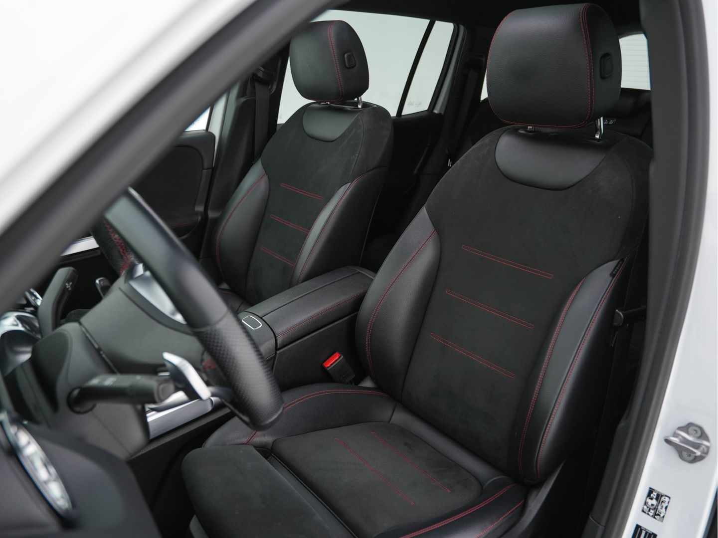 Mercedes-Benz GLB 200 Premium Plus AMG-Sport-Pack Aut. *PANO | LEATHER-MICROFIBRE | DIGI-WIDESCREEN-COCKPIT | BURMESTER-AUDIO | MULTI-BEAM-LED | MEMORY-PACK | KEYLESS | BLINDSPOT | SPORT-SEATS | DAB+ | SHIFT-PADDLES | HEATED-SEATS | ...