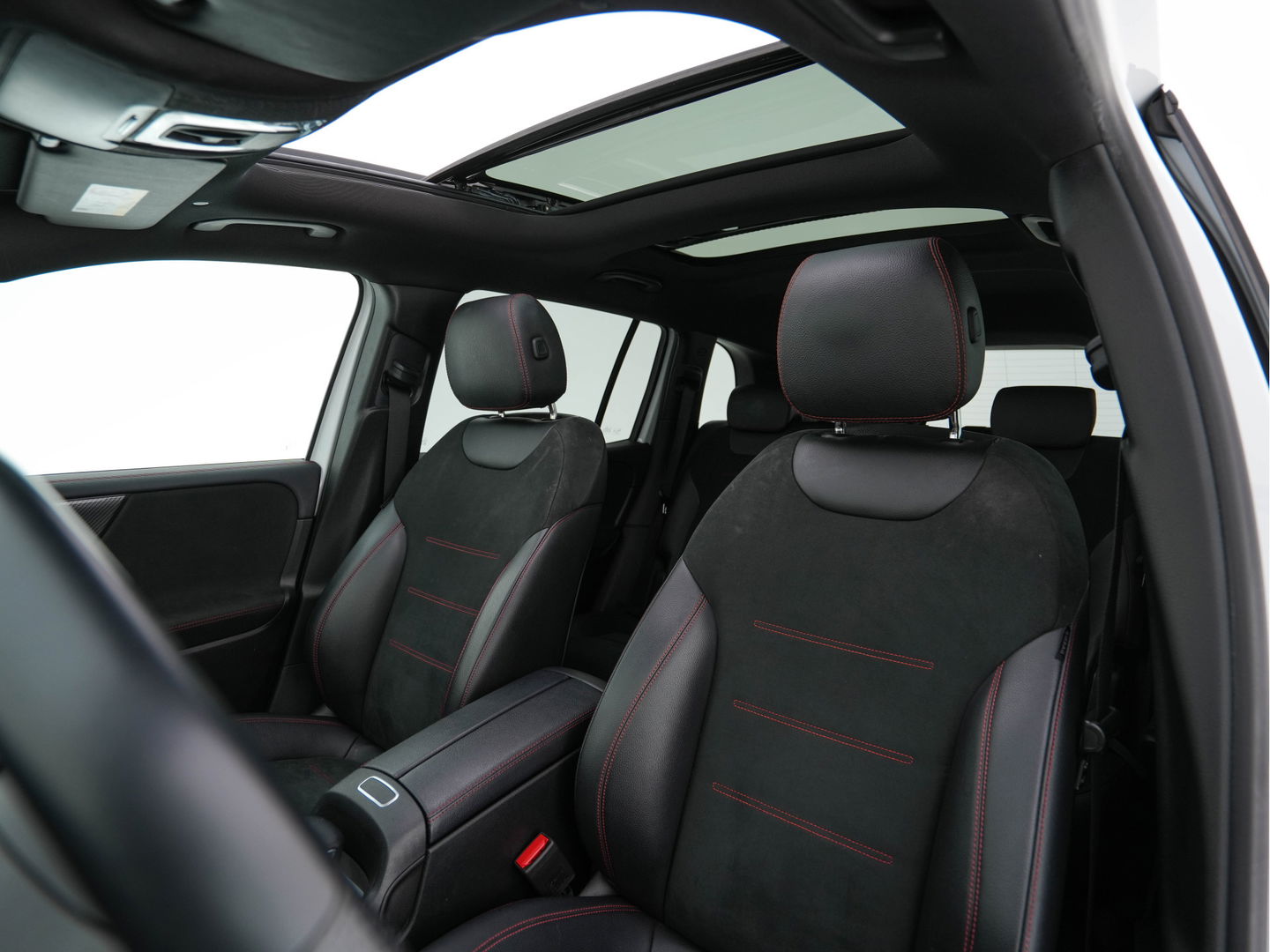 Mercedes-Benz GLB 200 Premium Plus AMG-Sport-Pack Aut. *PANO | LEATHER-MICROFIBRE | DIGI-WIDESCREEN-COCKPIT | BURMESTER-AUDIO | MULTI-BEAM-LED | MEMORY-PACK | KEYLESS | BLINDSPOT | SPORT-SEATS | DAB+ | SHIFT-PADDLES | HEATED-SEATS | ...
