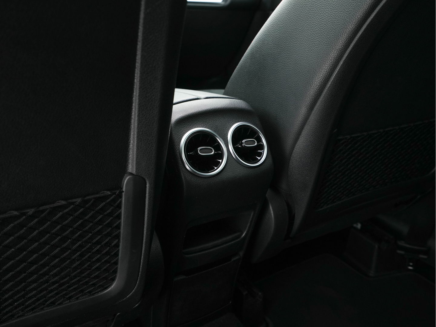 Mercedes-Benz GLB 200 Premium Plus AMG-Sport-Pack Aut. *PANO | LEATHER-MICROFIBRE | DIGI-WIDESCREEN-COCKPIT | BURMESTER-AUDIO | MULTI-BEAM-LED | MEMORY-PACK | KEYLESS | BLINDSPOT | SPORT-SEATS | DAB+ | SHIFT-PADDLES | HEATED-SEATS | ...