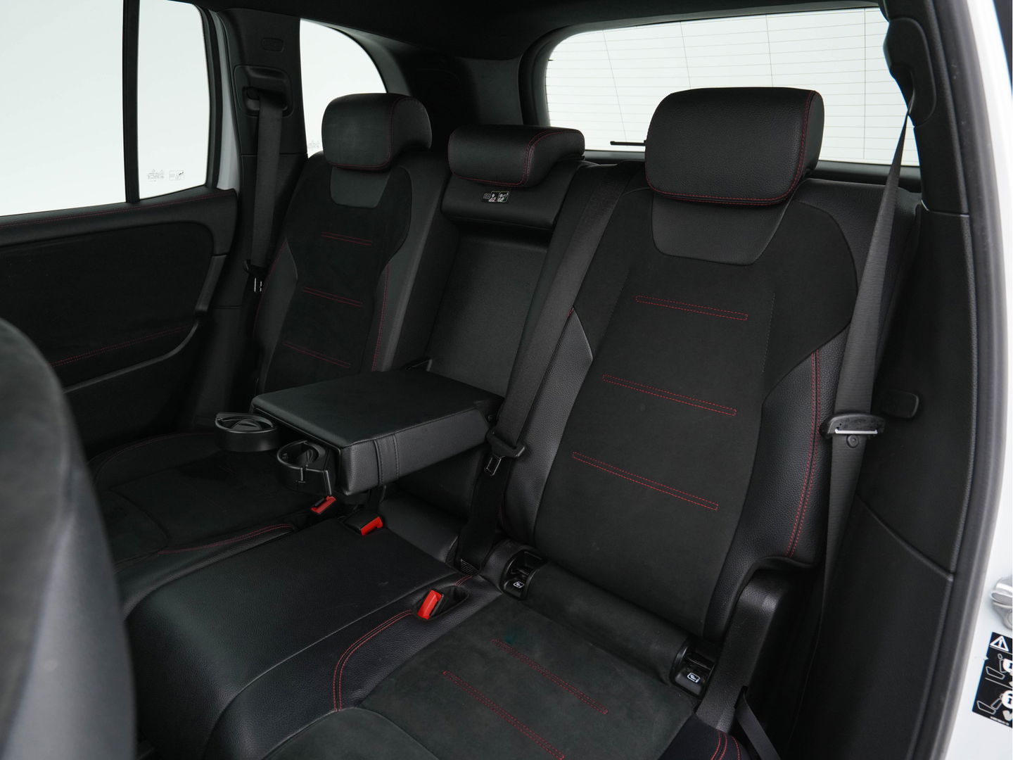 Mercedes-Benz GLB 200 Premium Plus AMG-Sport-Pack Aut. *PANO | LEATHER-MICROFIBRE | DIGI-WIDESCREEN-COCKPIT | BURMESTER-AUDIO | MULTI-BEAM-LED | MEMORY-PACK | KEYLESS | BLINDSPOT | SPORT-SEATS | DAB+ | SHIFT-PADDLES | HEATED-SEATS | ...