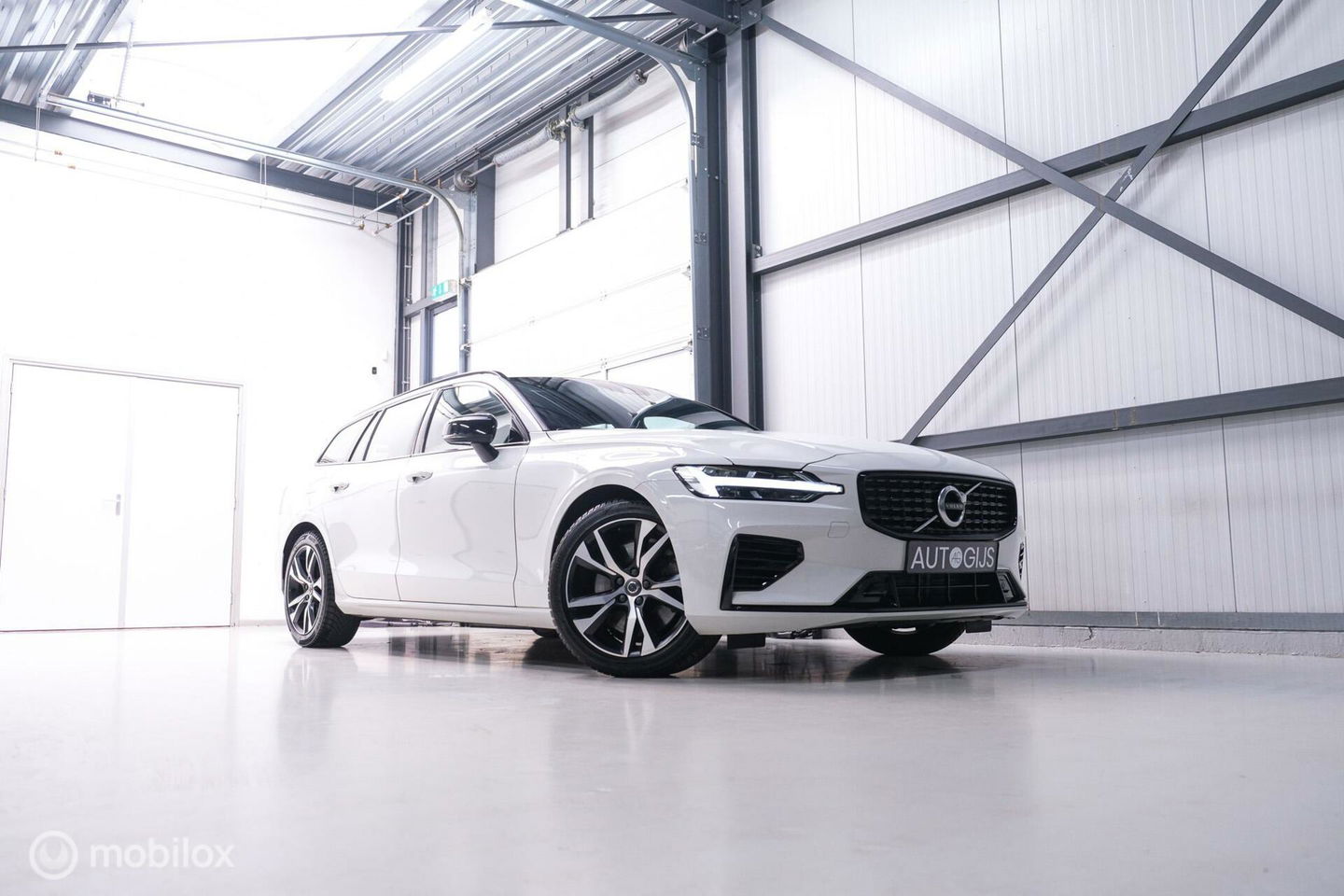 Volvo V60 2.0 T8 Recharge AWD R-Design | NL auto | DAB+ | CarPlay | Adaptive | Blis | Rijklaar |