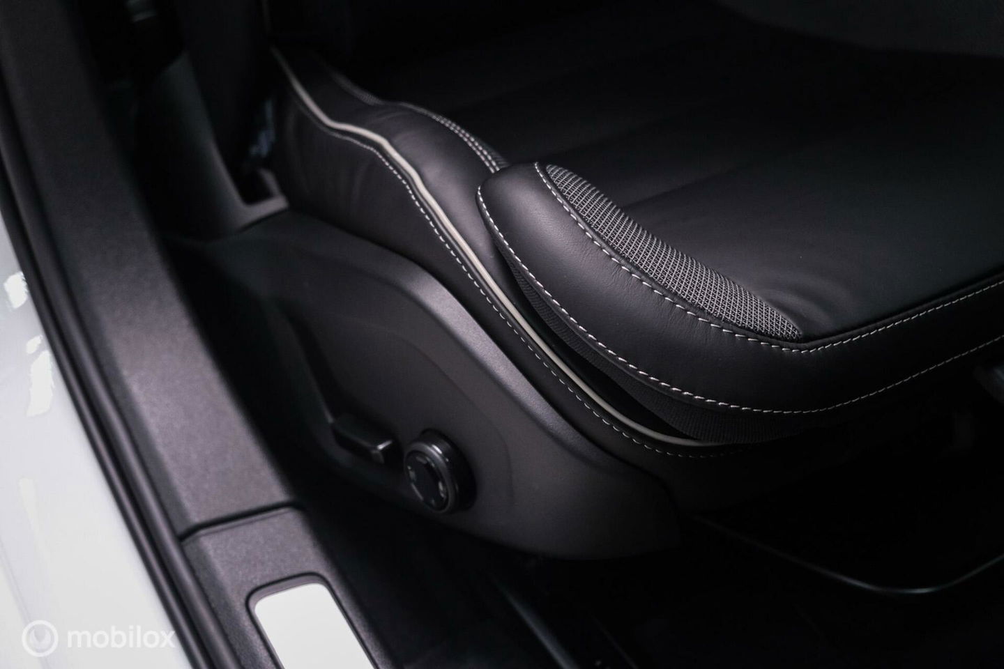 Volvo V60 2.0 T8 Recharge AWD R-Design | NL auto | DAB+ | CarPlay | Adaptive | Blis | Rijklaar |