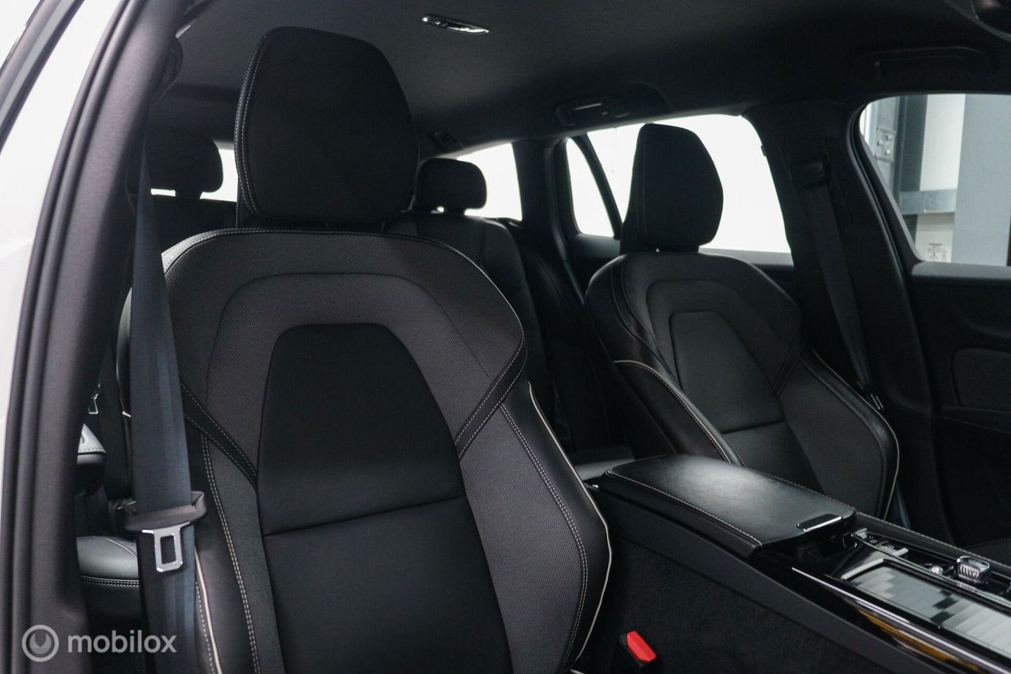 Volvo V60 2.0 T8 Recharge AWD R-Design | NL auto | DAB+ | CarPlay | Adaptive | Blis | Rijklaar |