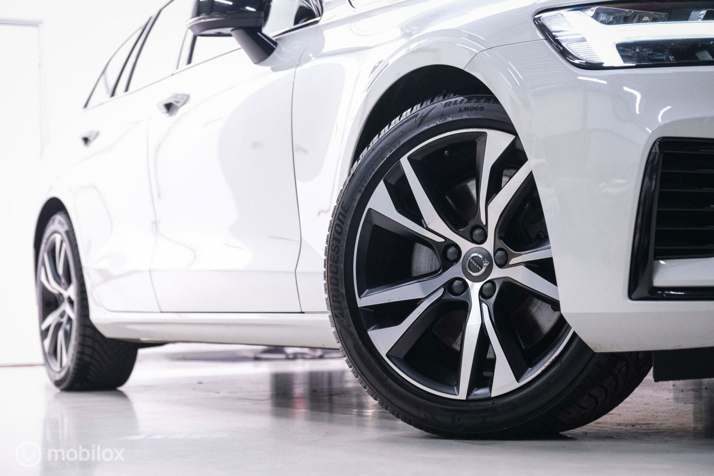 Volvo V60 2.0 T8 Recharge AWD R-Design | NL auto | DAB+ | CarPlay | Adaptive | Blis | Rijklaar |