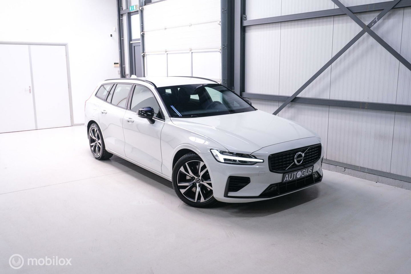 Volvo V60 2.0 T8 Recharge AWD R-Design | NL auto | DAB+ | CarPlay | Adaptive | Blis | Rijklaar |