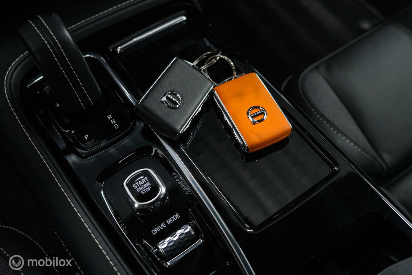 Volvo V60 2.0 T8 Recharge AWD R-Design | NL auto | DAB+ | CarPlay | Adaptive | Blis | Rijklaar |