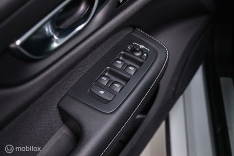 Volvo V60 2.0 T8 Recharge AWD R-Design | NL auto | DAB+ | CarPlay | Adaptive | Blis | Rijklaar |