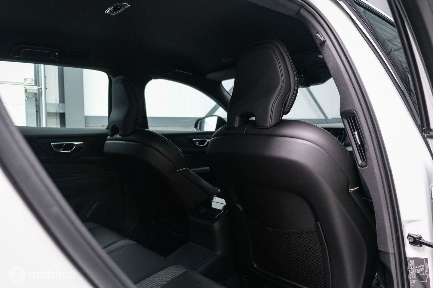 Volvo V60 2.0 T8 Recharge AWD R-Design | NL auto | DAB+ | CarPlay | Adaptive | Blis | Rijklaar |