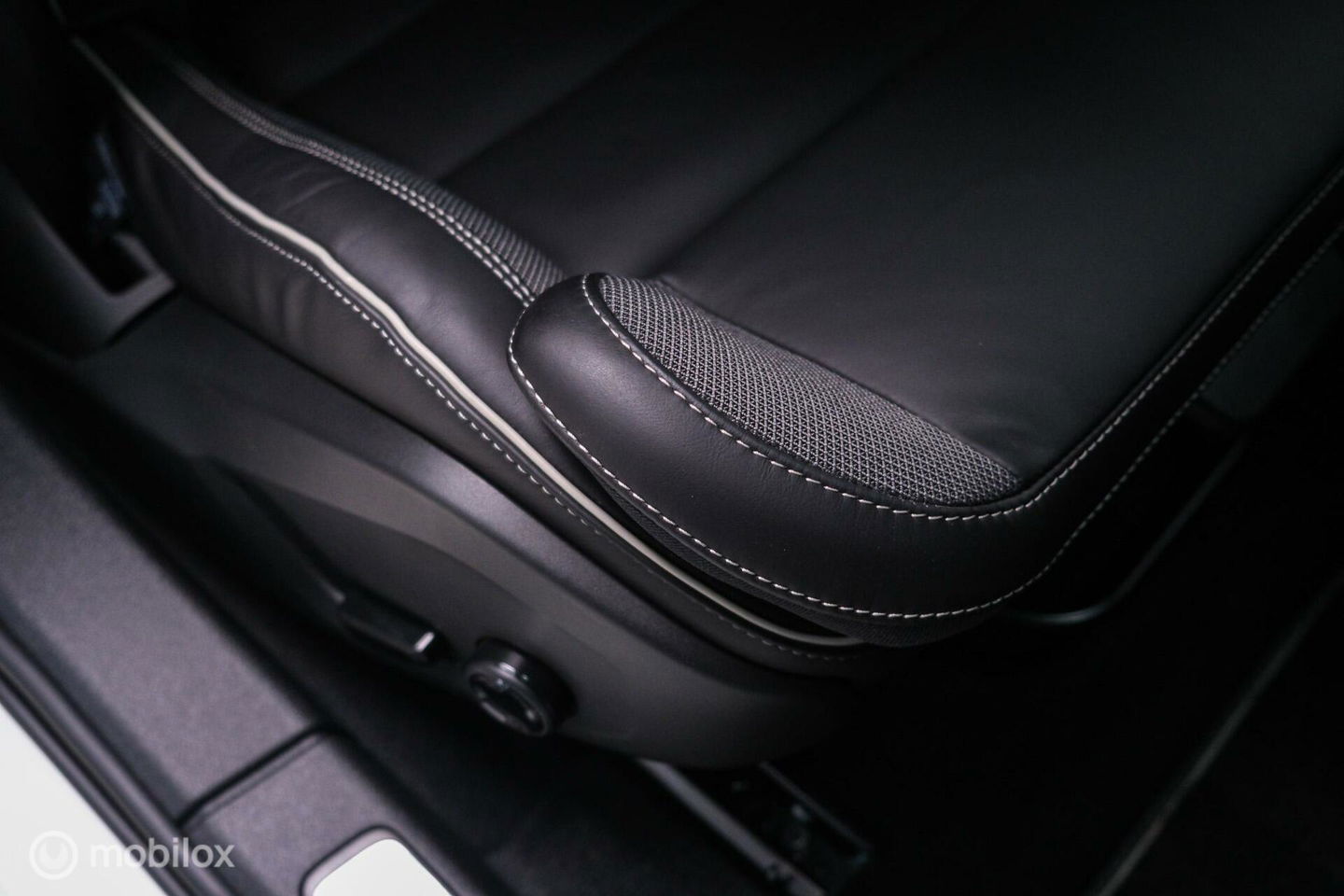Volvo V60 2.0 T8 Recharge AWD R-Design | NL auto | DAB+ | CarPlay | Adaptive | Blis | Rijklaar |