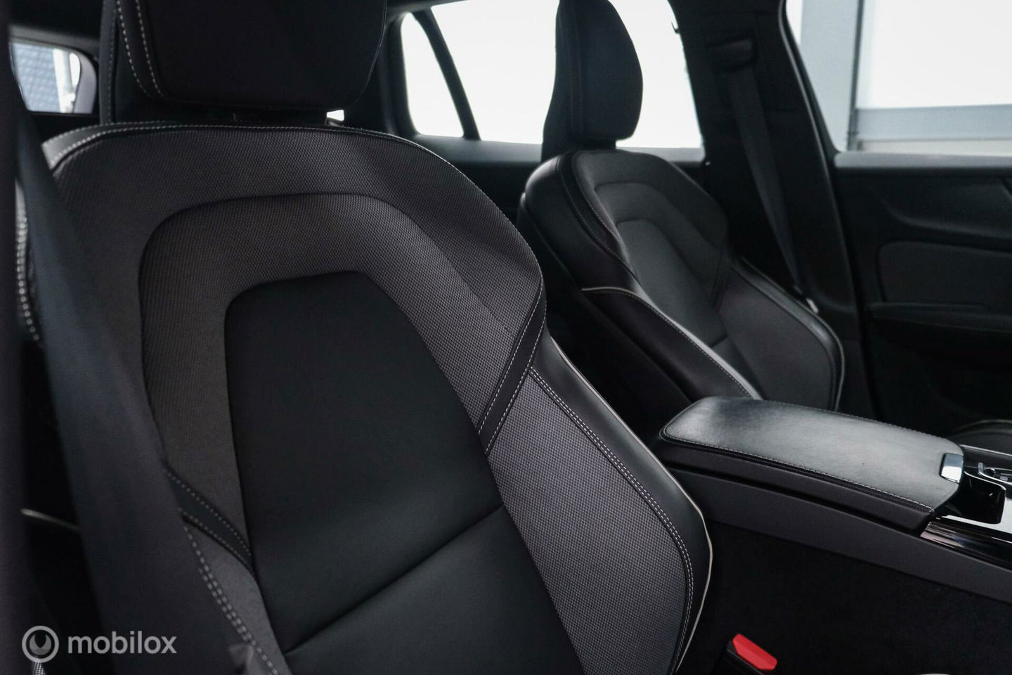 Volvo V60 2.0 T8 Recharge AWD R-Design | NL auto | DAB+ | CarPlay | Adaptive | Blis | Rijklaar |