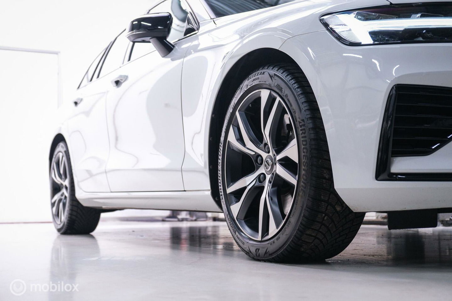 Volvo V60 2.0 T8 Recharge AWD R-Design | NL auto | DAB+ | CarPlay | Adaptive | Blis | Rijklaar |