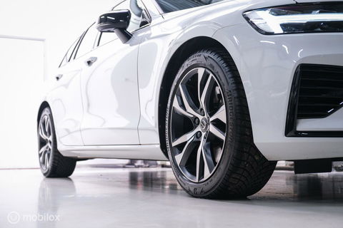 Volvo V60 2.0 T8 Recharge AWD R-Design | NL auto | DAB+ | CarPlay | Adaptive | Blis | Rijklaar |