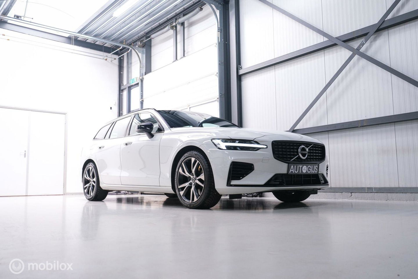 Volvo V60 2.0 T8 Recharge AWD R-Design | NL auto | DAB+ | CarPlay | Adaptive | Blis | Rijklaar |