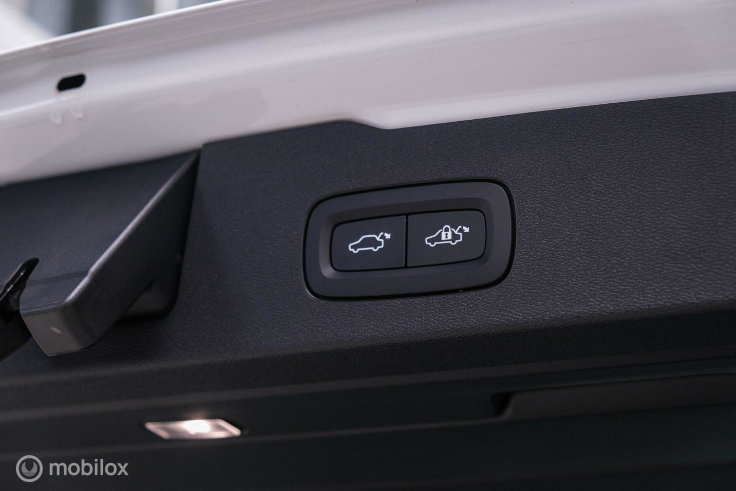 Volvo V60 2.0 T8 Recharge AWD R-Design | NL auto | DAB+ | CarPlay | Adaptive | Blis | Rijklaar |