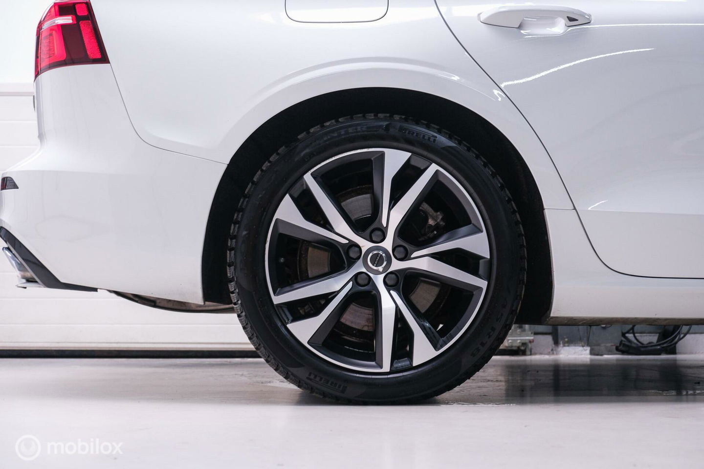 Volvo V60 2.0 T8 Recharge AWD R-Design | NL auto | DAB+ | CarPlay | Adaptive | Blis | Rijklaar |