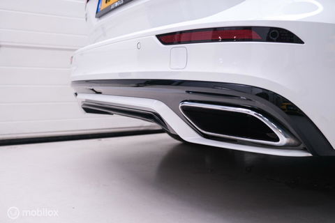 Volvo V60 2.0 T8 Recharge AWD R-Design | NL auto | DAB+ | CarPlay | Adaptive | Blis | Rijklaar |