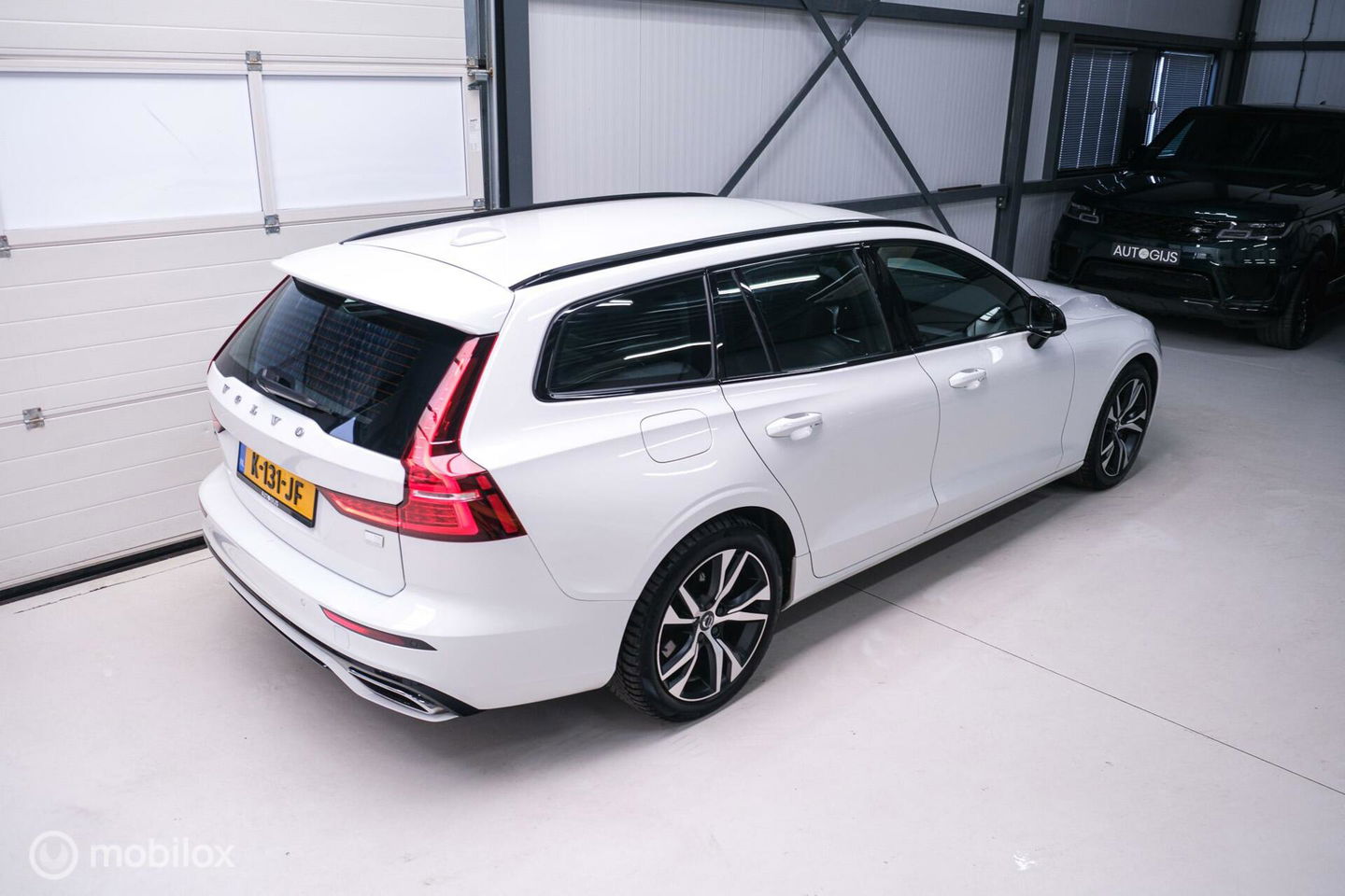 Volvo V60 2.0 T8 Recharge AWD R-Design | NL auto | DAB+ | CarPlay | Adaptive | Blis | Rijklaar |
