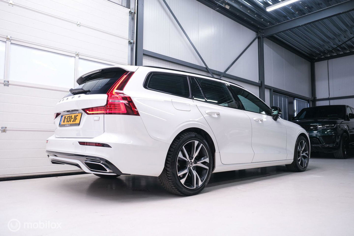 Volvo V60 2.0 T8 Recharge AWD R-Design | NL auto | DAB+ | CarPlay | Adaptive | Blis | Rijklaar |