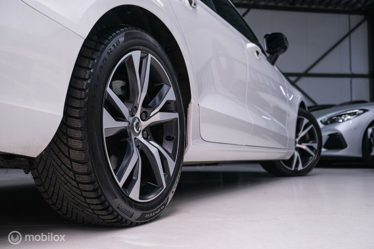 Volvo V60 2.0 T8 Recharge AWD R-Design | NL auto | DAB+ | CarPlay | Adaptive | Blis | Rijklaar |