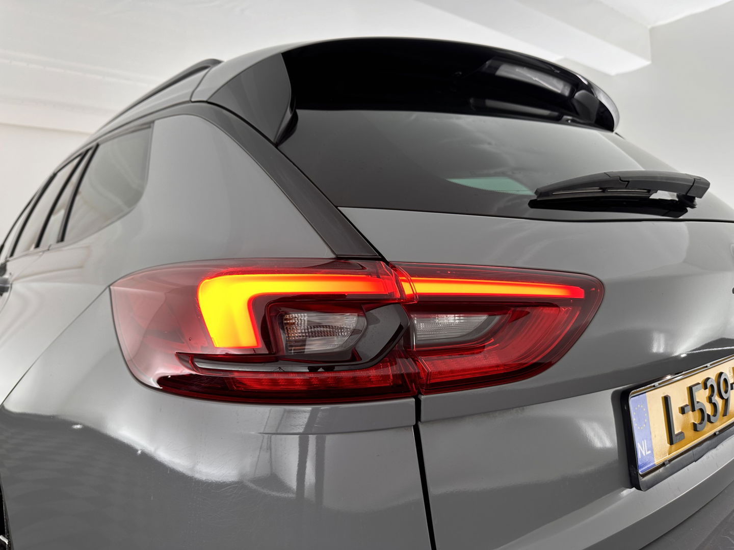 Opel Insignia Sports Tourer 2.0 Turbo GS-Sport-Line Aut. *FULL-LEATHER | BOSE-SOUND | HEAD-UP | ADAPT.CRUISE | FULL-LED | MEMORY-PACK | SPORT/HEATED/COOLED/MASSAGE-SEATS  | NAVI-FULLMAP | GREY-WRAPPED | KEYLESS | CAMERA | CARPLAY | LANE-ASSIST