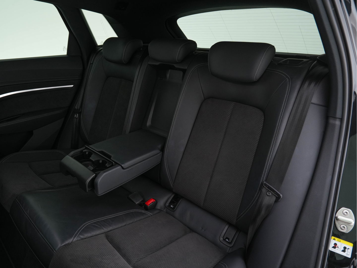 Audi e-tron 50 Quattro S-Line-Edition 71 kWh [ 3-Fase ] (INCL-BTW) *PANO | LEATHER-ALCANTARA | DIGI-COCKPIT | FULL-LED | ADAPTIVE-CRUISE | MEMORY-PACK | SPORT-SEATS | AIR-SUSPENSION | NAVI-FULLMAP | HEATED-SEATS | DAB | SHIFT-PADDLES |  21''ALU*