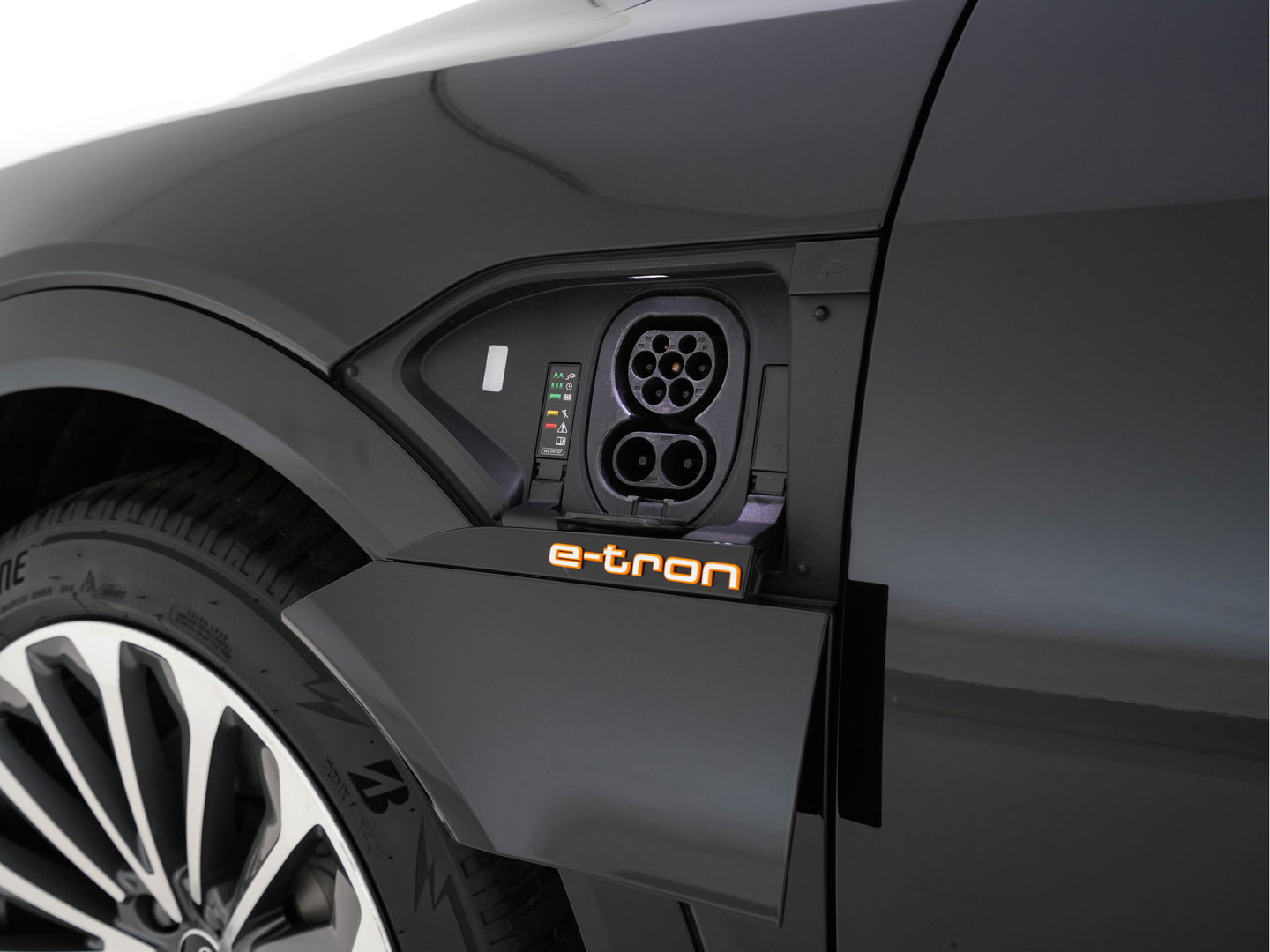 Audi e-tron 50 Quattro S-Line-Edition 71 kWh [ 3-Fase ] (INCL-BTW) *PANO | LEATHER-ALCANTARA | DIGI-COCKPIT | FULL-LED | ADAPTIVE-CRUISE | MEMORY-PACK | SPORT-SEATS | AIR-SUSPENSION | NAVI-FULLMAP | HEATED-SEATS | DAB | SHIFT-PADDLES |  21''ALU*