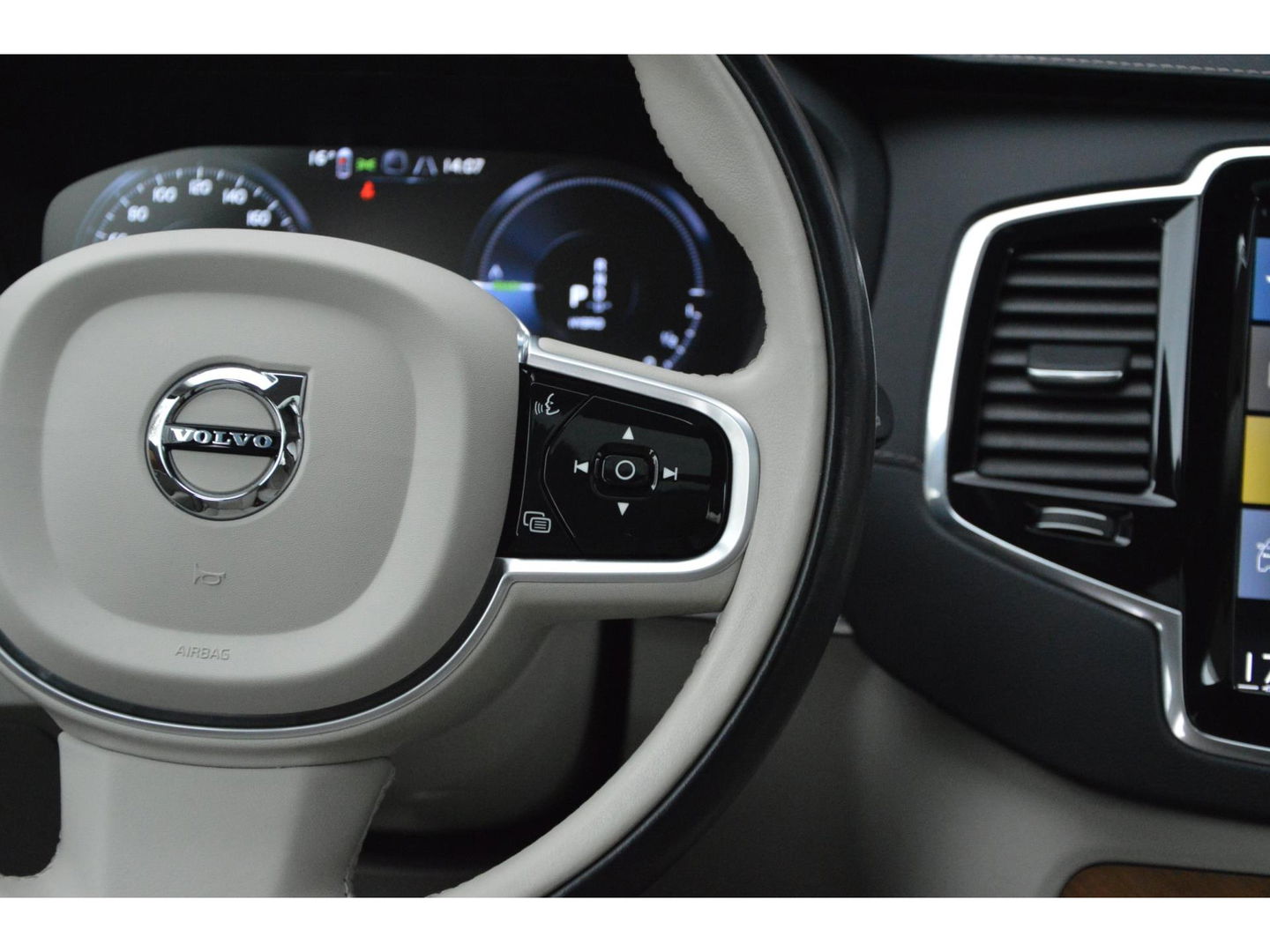 Volvo XC90 T8 Long Range Hybride AWD Inscription | Trekhaak 2400KG | Pilot-Assist | Camera | Panoramadak | Stoel+Stuur Verwarmd |