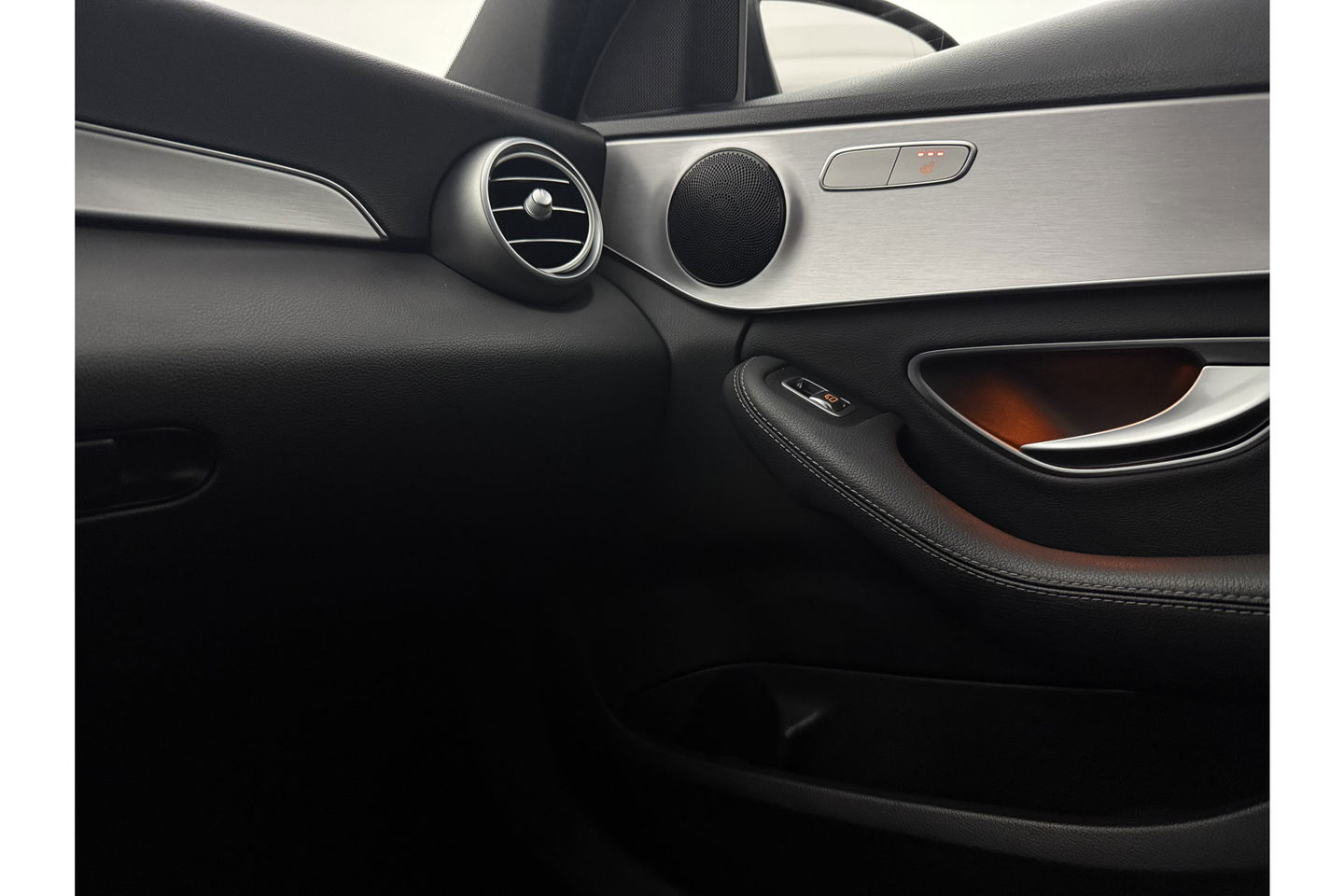 Mercedes-Benz C-Klasse AMG Camera Trekhaak LED Virtual Cruise Clima Navi PDC 18''LMV