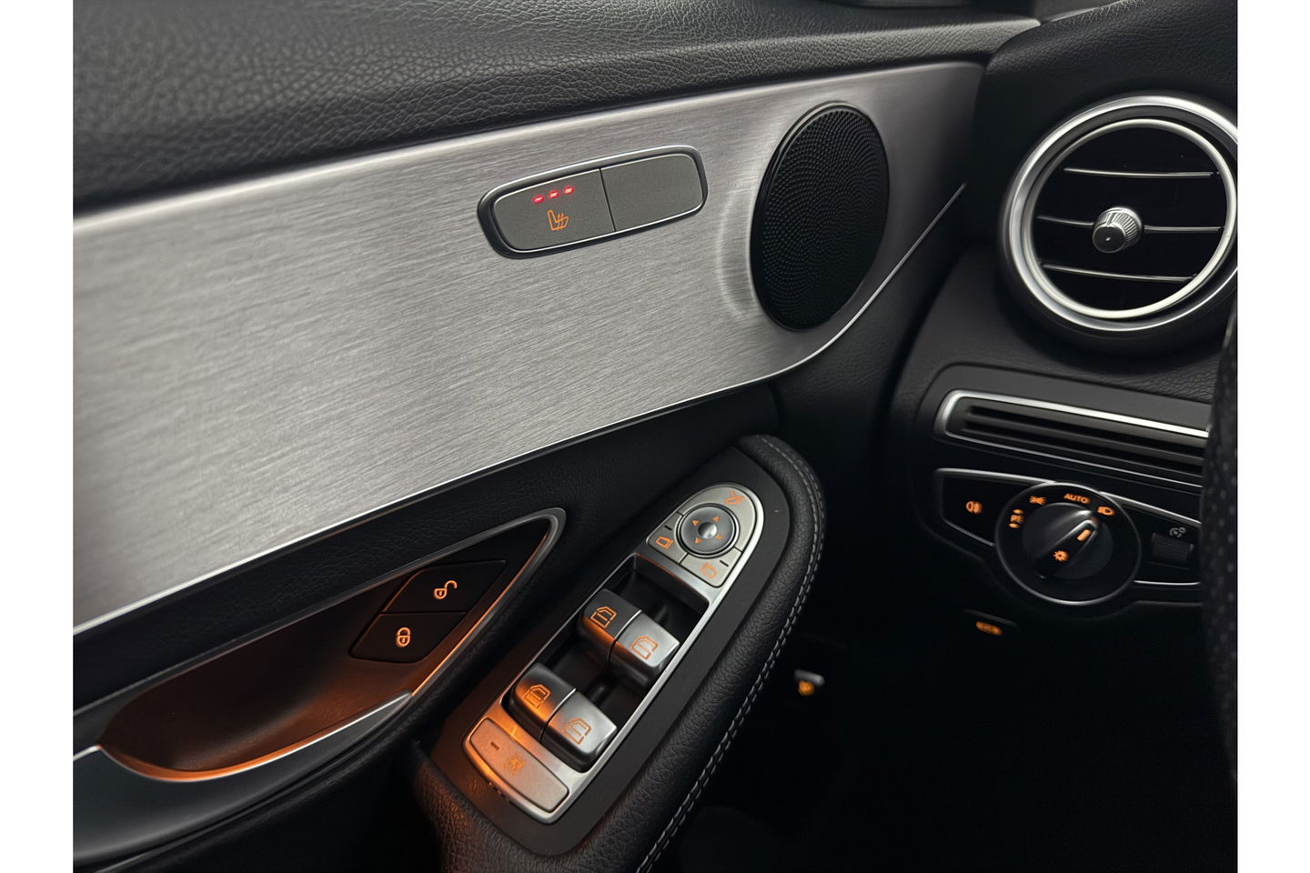 Mercedes-Benz C-Klasse AMG Camera Trekhaak LED Virtual Cruise Clima Navi PDC 18''LMV
