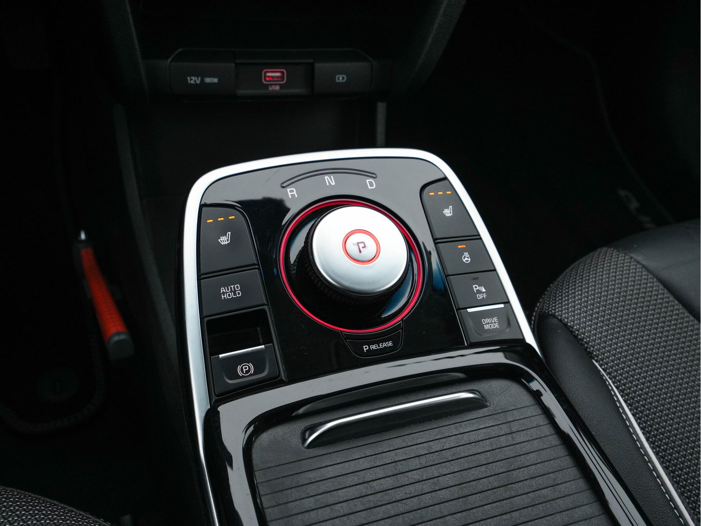 Kia e-Niro DynamicLine 64 kWh (INCL-BTW) Aut. *LEATHER-MICROFIBRE | NAVI-FULLMAP | DAB | ADAPTIVE-CRUISE | CAMERA | COMFORT-SEATS | KEYLESS | DIGI-COCKPIT | SHIFT-PADDLES | HEATED-SEATS | CARPLAY | LANE-ASSIST | 17"ALU*