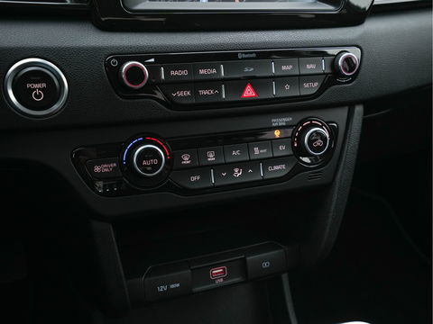 Kia e-Niro DynamicLine 64 kWh (INCL-BTW) Aut. *LEATHER-MICROFIBRE | NAVI-FULLMAP | DAB | ADAPTIVE-CRUISE | CAMERA | COMFORT-SEATS | KEYLESS | DIGI-COCKPIT | SHIFT-PADDLES | HEATED-SEATS | CARPLAY | LANE-ASSIST | 17"ALU*