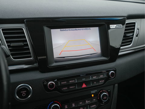 Kia e-Niro DynamicLine 64 kWh (INCL-BTW) Aut. *LEATHER-MICROFIBRE | NAVI-FULLMAP | DAB | ADAPTIVE-CRUISE | CAMERA | COMFORT-SEATS | KEYLESS | DIGI-COCKPIT | SHIFT-PADDLES | HEATED-SEATS | CARPLAY | LANE-ASSIST | 17"ALU*