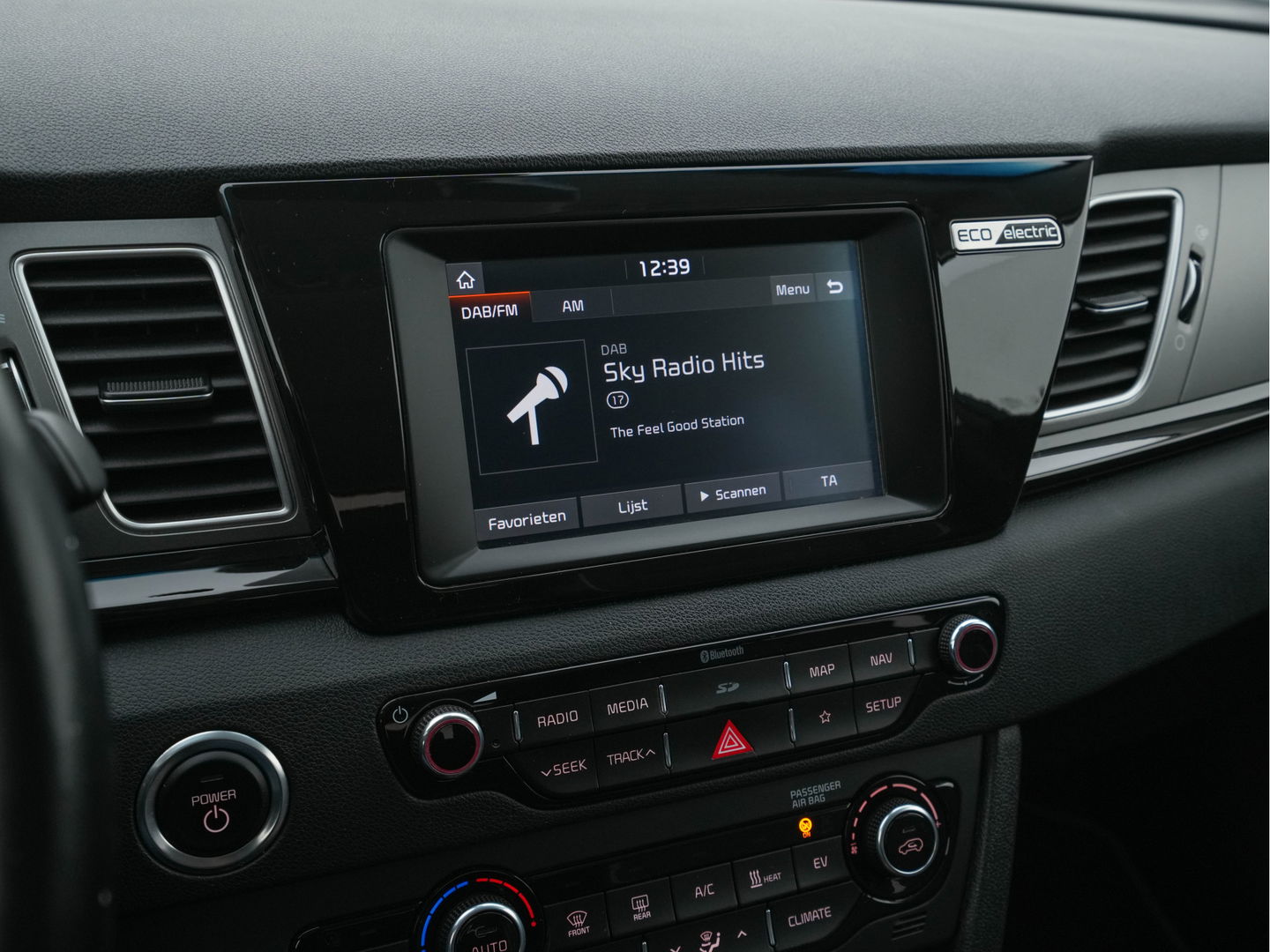 Kia e-Niro DynamicLine 64 kWh (INCL-BTW) Aut. *LEATHER-MICROFIBRE | NAVI-FULLMAP | DAB | ADAPTIVE-CRUISE | CAMERA | COMFORT-SEATS | KEYLESS | DIGI-COCKPIT | SHIFT-PADDLES | HEATED-SEATS | CARPLAY | LANE-ASSIST | 17"ALU*