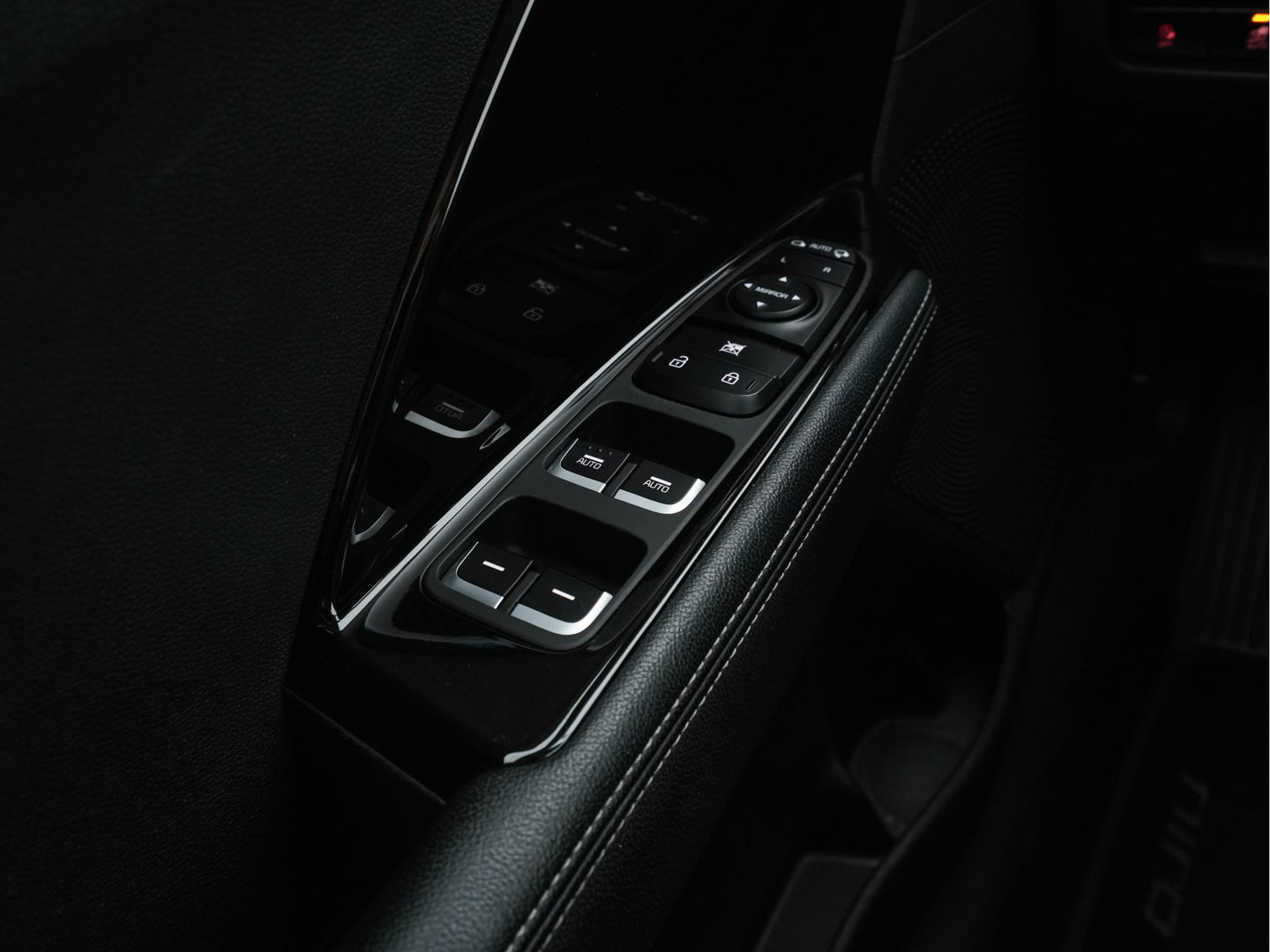 Kia e-Niro DynamicLine 64 kWh (INCL-BTW) Aut. *LEATHER-MICROFIBRE | NAVI-FULLMAP | DAB | ADAPTIVE-CRUISE | CAMERA | COMFORT-SEATS | KEYLESS | DIGI-COCKPIT | SHIFT-PADDLES | HEATED-SEATS | CARPLAY | LANE-ASSIST | 17"ALU*