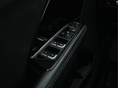 Kia e-Niro DynamicLine 64 kWh (INCL-BTW) Aut. *LEATHER-MICROFIBRE | NAVI-FULLMAP | DAB | ADAPTIVE-CRUISE | CAMERA | COMFORT-SEATS | KEYLESS | DIGI-COCKPIT | SHIFT-PADDLES | HEATED-SEATS | CARPLAY | LANE-ASSIST | 17"ALU*