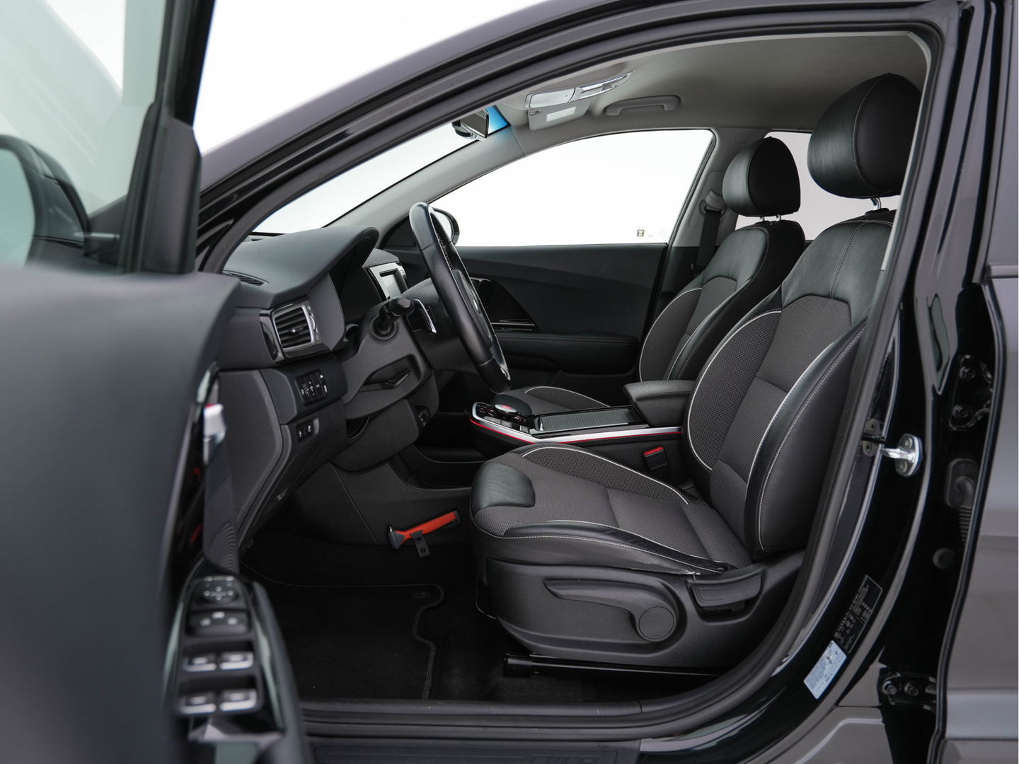 Kia e-Niro DynamicLine 64 kWh (INCL-BTW) Aut. *LEATHER-MICROFIBRE | NAVI-FULLMAP | DAB | ADAPTIVE-CRUISE | CAMERA | COMFORT-SEATS | KEYLESS | DIGI-COCKPIT | SHIFT-PADDLES | HEATED-SEATS | CARPLAY | LANE-ASSIST | 17"ALU*