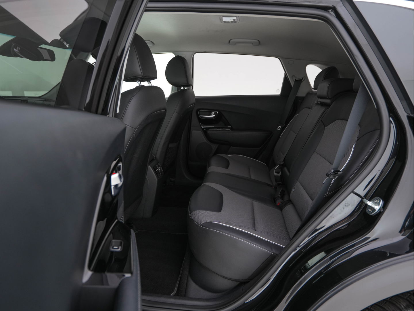 Kia e-Niro DynamicLine 64 kWh (INCL-BTW) Aut. *LEATHER-MICROFIBRE | NAVI-FULLMAP | DAB | ADAPTIVE-CRUISE | CAMERA | COMFORT-SEATS | KEYLESS | DIGI-COCKPIT | SHIFT-PADDLES | HEATED-SEATS | CARPLAY | LANE-ASSIST | 17"ALU*