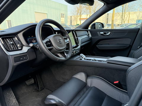 Volvo XC60 2.0 T6 Plug-in hybrid AWD Plus Black Edition Pano l camera