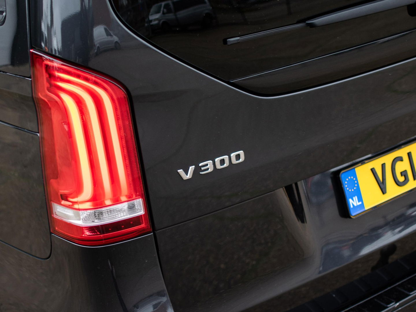 Mercedes-Benz V-Klasse 300d Lang DC Avantgarde Edition 4MATIC | AMG!! | 240pk | Autom. | BOMVOL | Elektrische schuifdeuren | Cruise | Climate | Led | Leder | LMV | Camera