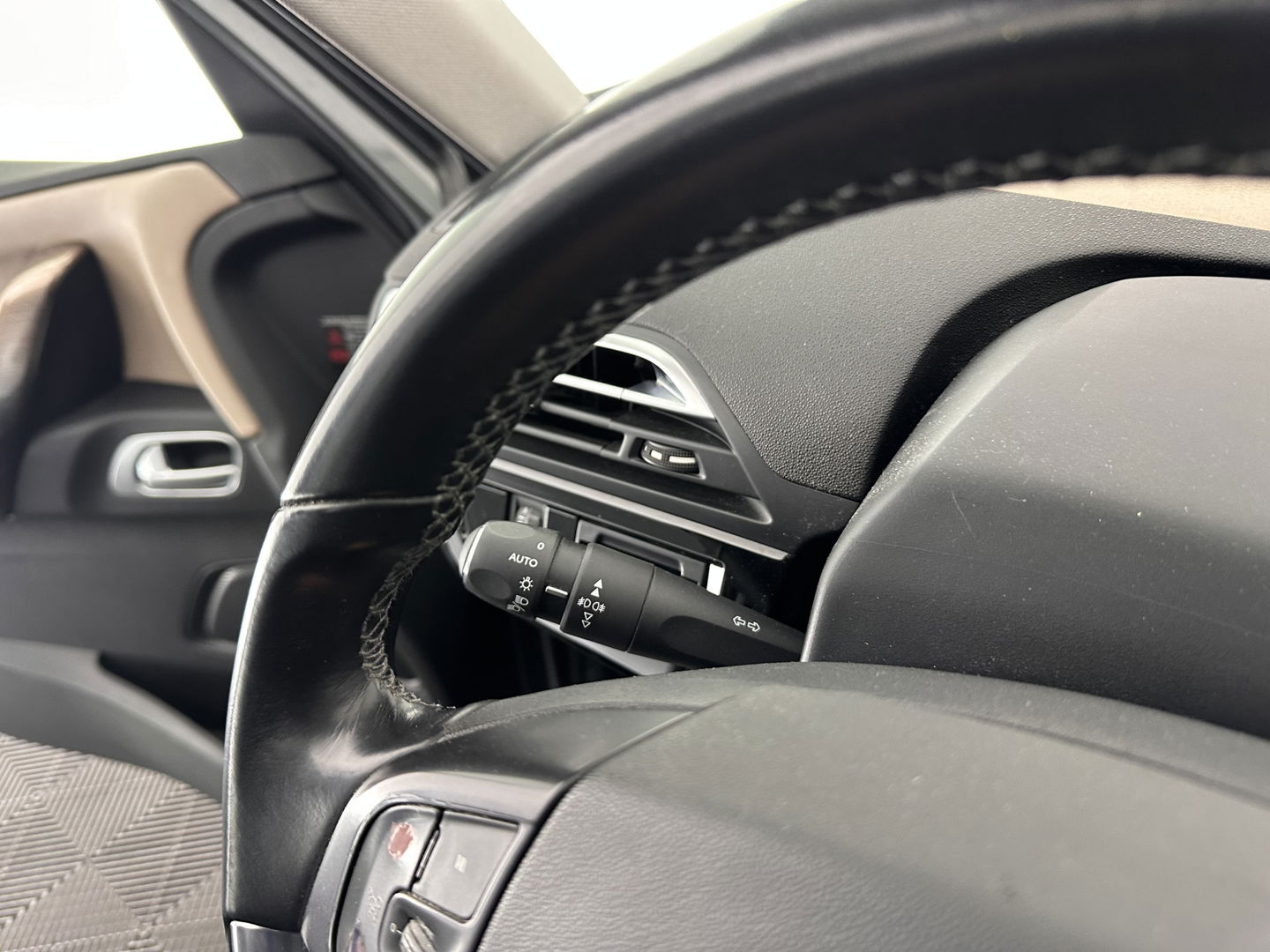 Citroën Grand C4 Picasso 2.0 BlueHDi Intensive [ 7-PERS ] *LUXURY-LEATHER| DIGI-COCKPIT | MEMORY-PACK | CAMERA | KEYLESS | HEATED-MASSAGE-COMFORT-SEATS | INFOTAINMENT-PACK | NAVI-FULLMAP | ECC | TOWBAR | 17''ALU *