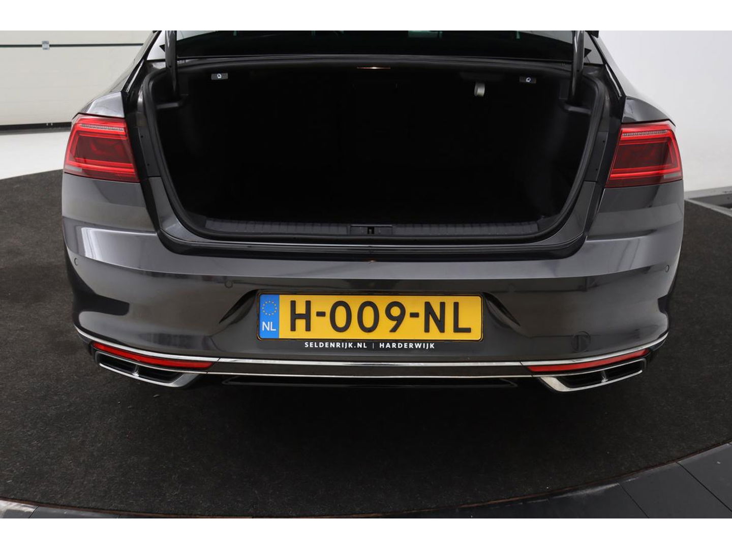 Volkswagen Passat 1.5 TSI R Line | Stoelverwarming | Matrix LED | Adaptive cruise | Carplay | Leder/Alcantara | Navigatie | Parkeerhulp