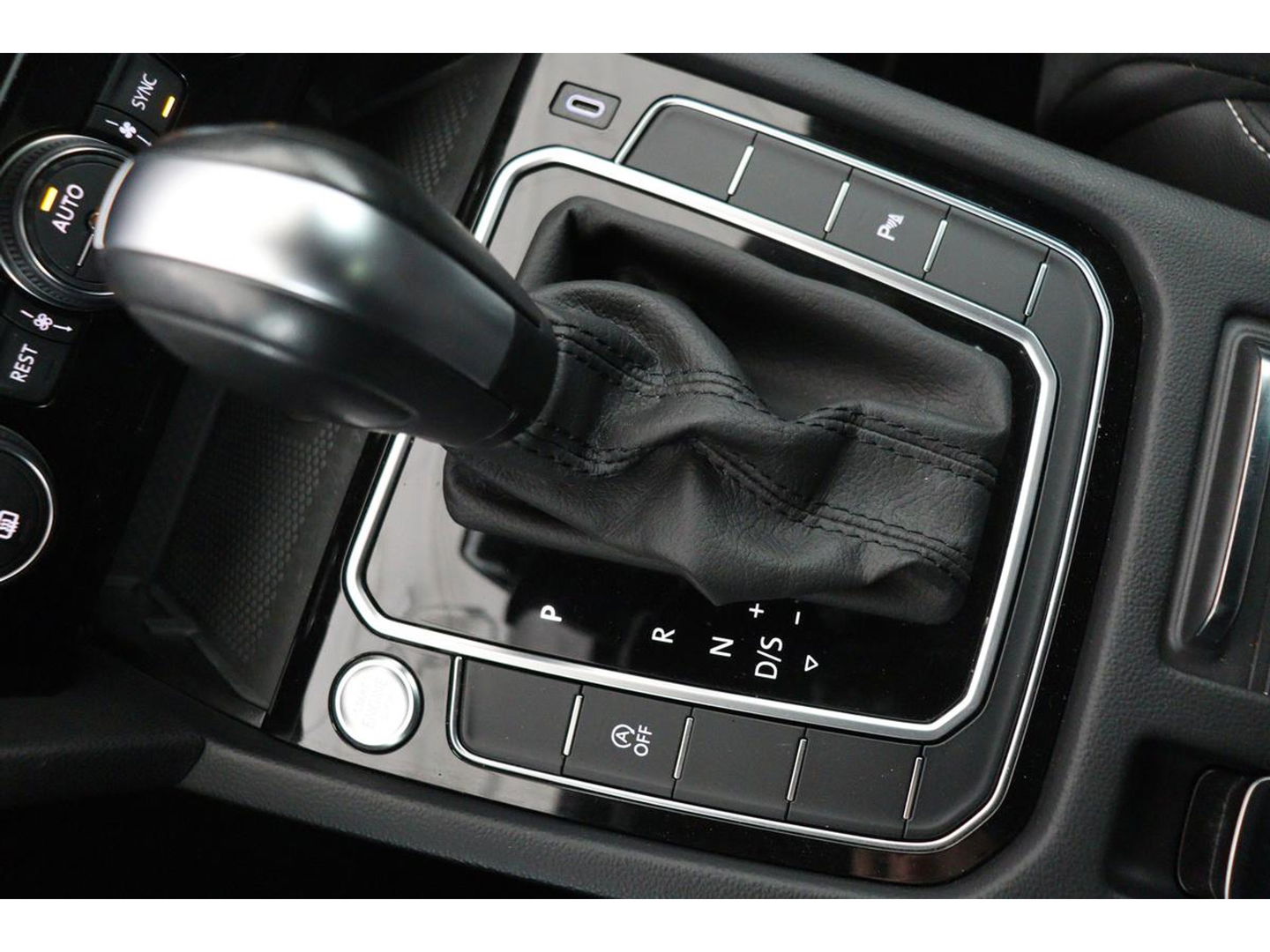 Volkswagen Passat 1.5 TSI R Line | Stoelverwarming | Matrix LED | Adaptive cruise | Carplay | Leder/Alcantara | Navigatie | Parkeerhulp