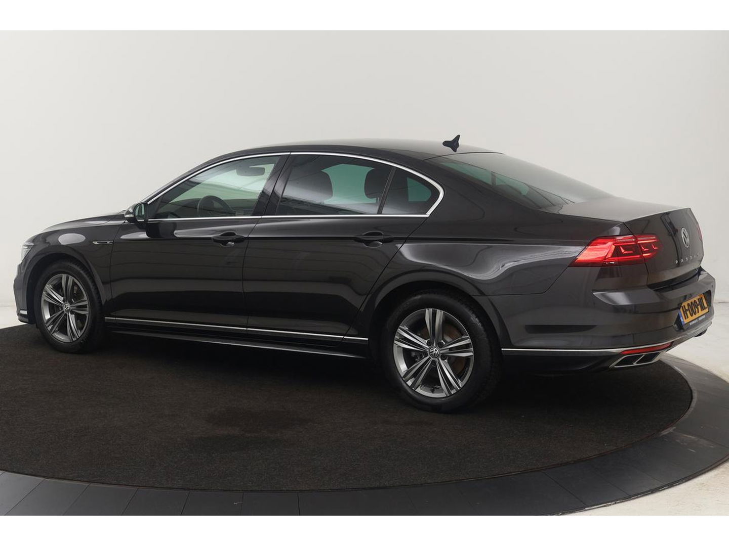 Volkswagen Passat 1.5 TSI R Line | Stoelverwarming | Matrix LED | Adaptive cruise | Carplay | Leder/Alcantara | Navigatie | Parkeerhulp