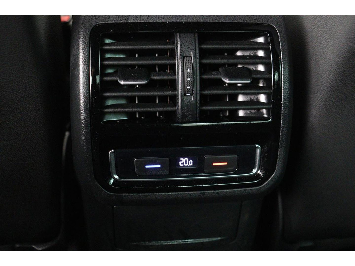 Volkswagen Passat 1.5 TSI R Line | Stoelverwarming | Matrix LED | Adaptive cruise | Carplay | Leder/Alcantara | Navigatie | Parkeerhulp