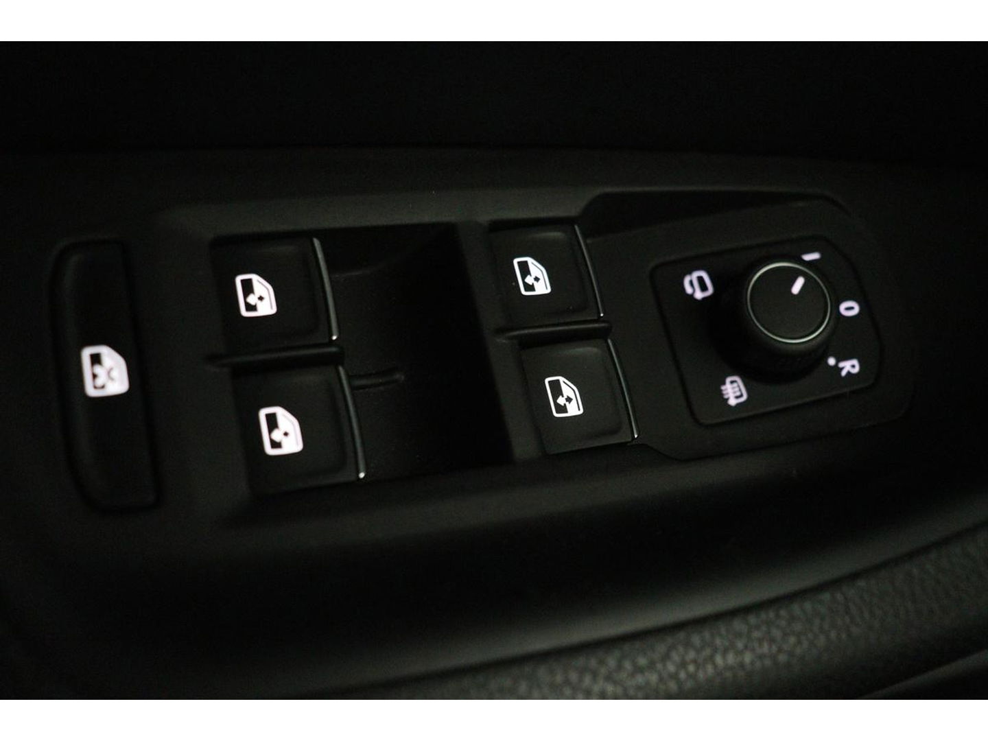 Volkswagen Passat 1.5 TSI R Line | Stoelverwarming | Matrix LED | Adaptive cruise | Carplay | Leder/Alcantara | Navigatie | Parkeerhulp