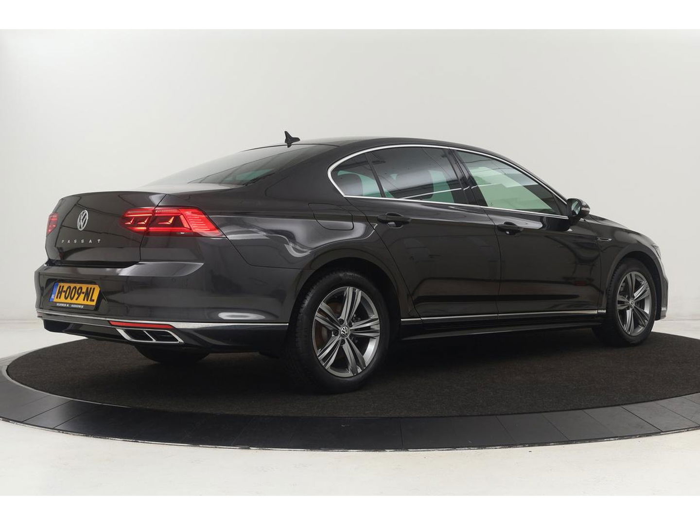 Volkswagen Passat 1.5 TSI R Line | Stoelverwarming | Matrix LED | Adaptive cruise | Carplay | Leder/Alcantara | Navigatie | Parkeerhulp