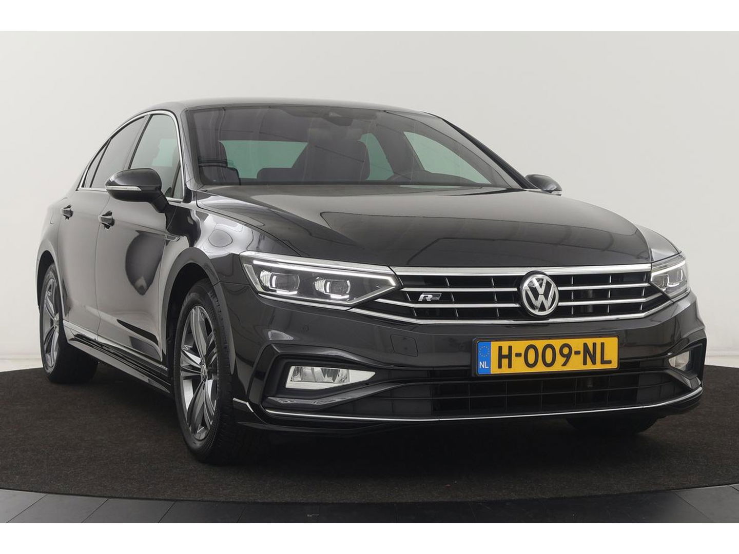 Volkswagen Passat 1.5 TSI R Line | Stoelverwarming | Matrix LED | Adaptive cruise | Carplay | Leder/Alcantara | Navigatie | Parkeerhulp
