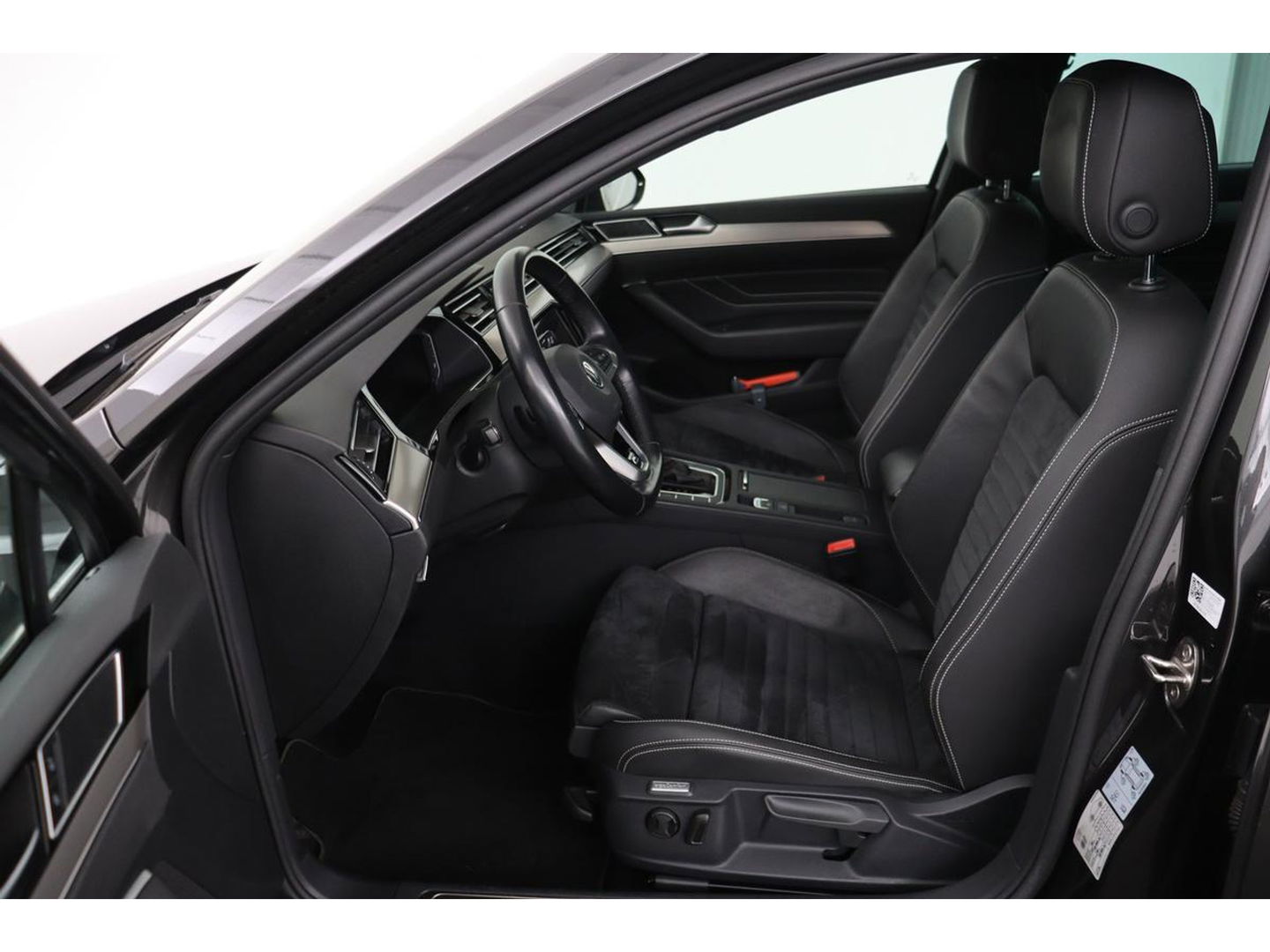 Volkswagen Passat 1.5 TSI R Line | Stoelverwarming | Matrix LED | Adaptive cruise | Carplay | Leder/Alcantara | Navigatie | Parkeerhulp