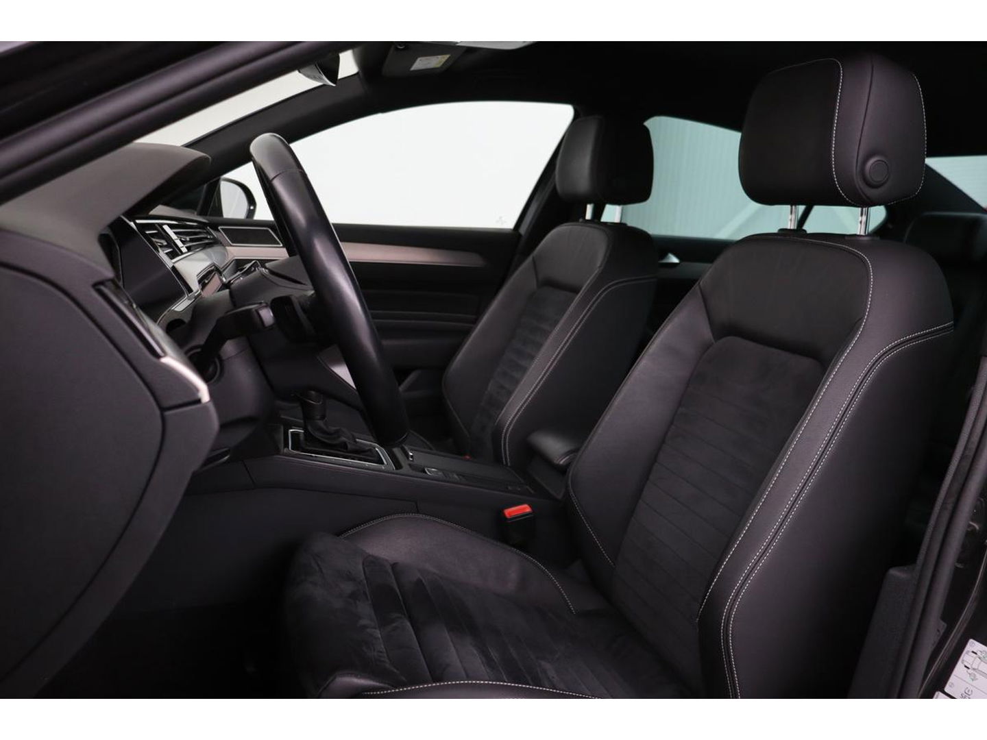 Volkswagen Passat 1.5 TSI R Line | Stoelverwarming | Matrix LED | Adaptive cruise | Carplay | Leder/Alcantara | Navigatie | Parkeerhulp